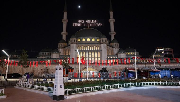 Taksim Camisi'ne ilk kez Ramazan mahyası asıldı