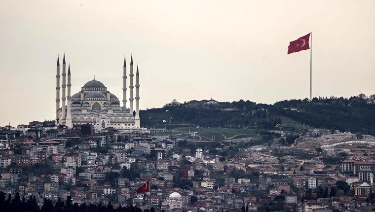 Türkiye'nin en uzun bayrak direğine dev bayrak çekildi