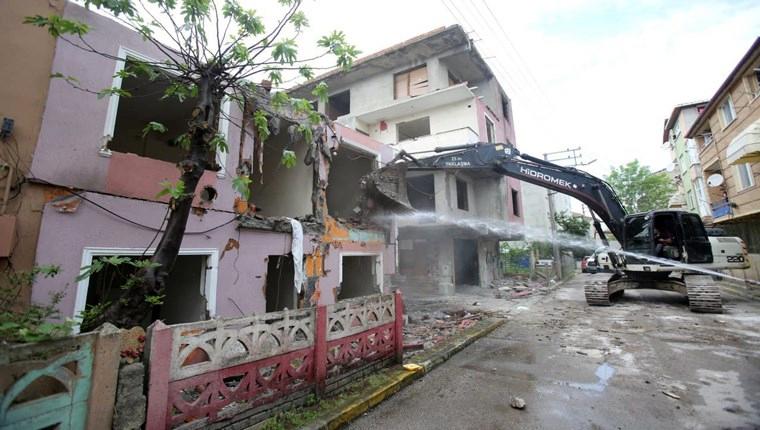 1999 depreminde hasar gören binalar yıkılıyor!