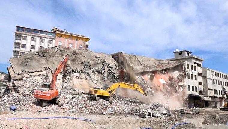 Rize'de dolgu alan üzerine inşa edilen son bina yıkılıyor!