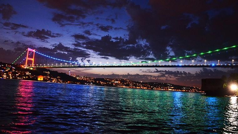 İstanbul'un köprüleri Azerbaycan bayrağının renklerine büründü