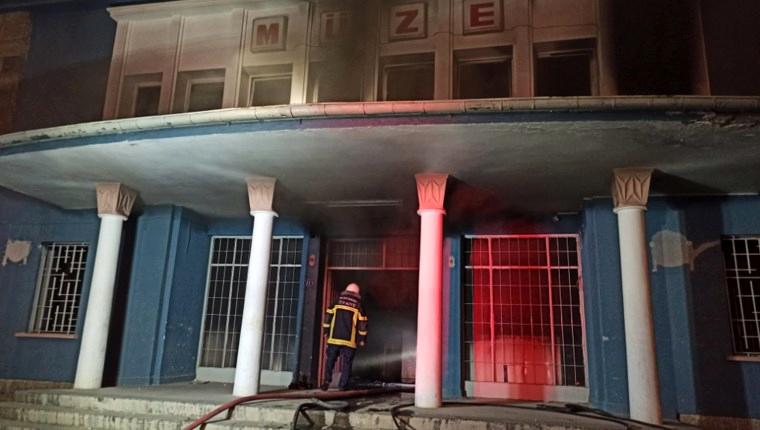 Kayseri’de eski müze binasında yangın çıktı!