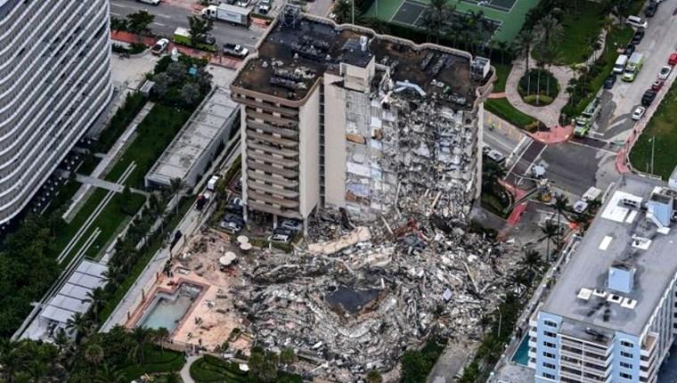Miami'de çöken 13 katlı binanın tamamı kontrollü şekilde yıkıldı
