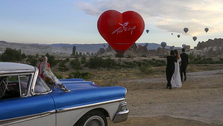 Kapadokya'da kalp şeklindeki balon ziyaretçileri etkiledi