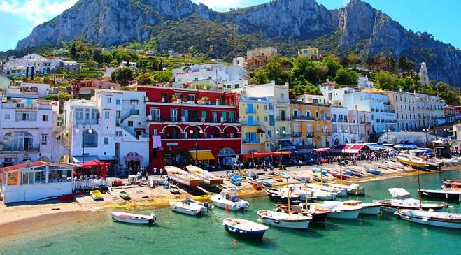 İtalya'nın Capri Adası güzellikleri ile büyülüyor