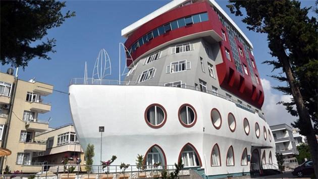 Mersin'de gemi şeklindeki bina görenleri şaşırtıyor!