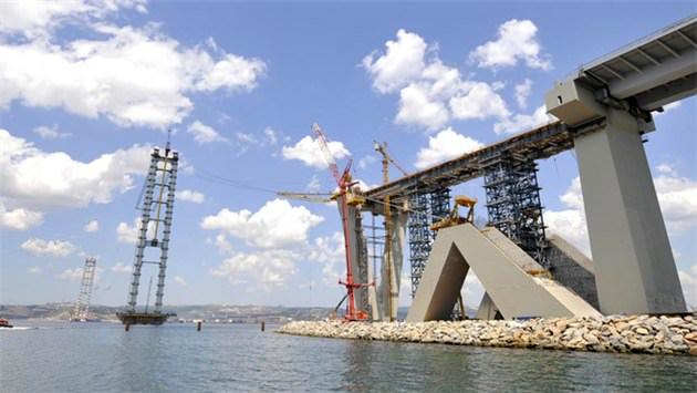 Körfez Geçiş Köprüsü'nün en ağır parçası kaldırılmaya başlandı