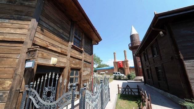Köylülerden hibe alan Ladik Kaymakamlığı'nın 2 km uzaklıktaki 14 bin metrekarelik alanda kurduğu Ambarköy, ahşap mimarisi açısından Osmanlı dönemi özelliklerini yansıtıyor.