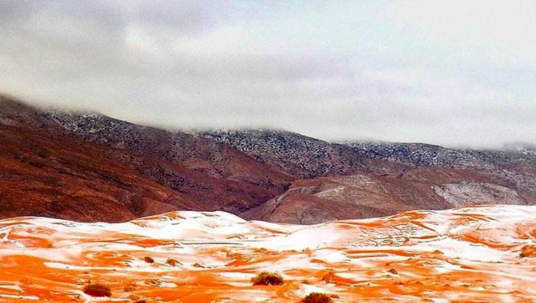 Sahra Çölü’nün kuzeyinde Cezayir’in ‘Çöl Kapısı’ olarak adlandırılan Ayn-Sefra şehri yakınlarına düşen karı görüntüleyen Karim Bouchetata, bölgedeki herkesin şok olduğunu söyledi.