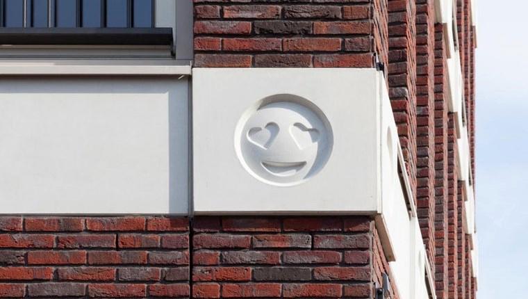 Amsterdam'da binanın cephesi emojilerle donatıldı!