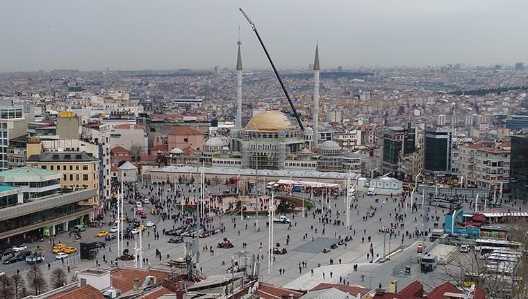 Taksim Camii'nin minarelerinin külahları yerleştirildi