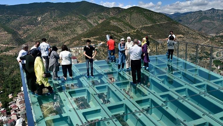 Turistler Torul Kalesi Cam Seyir Terası'na akın ediyor