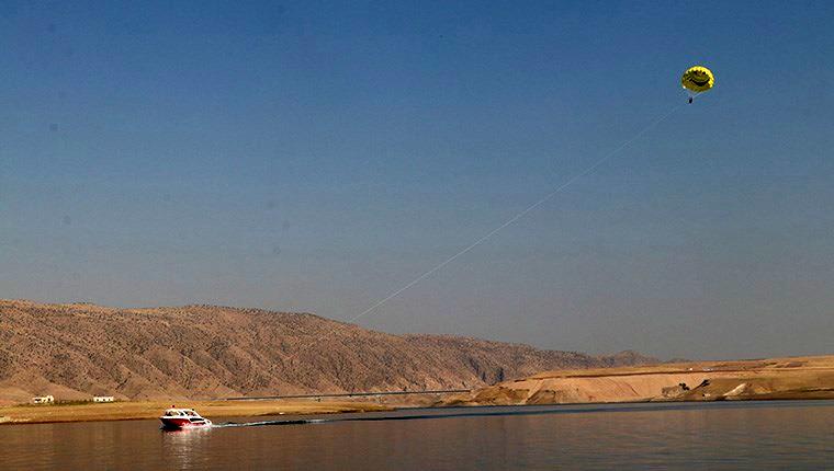 Hasankeyf'te tekne paraşütü keyfi!