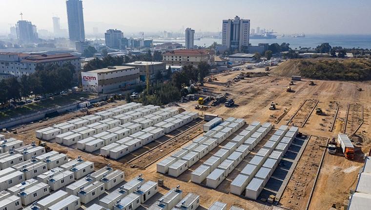 İzmir'de geçici barınma merkezinde konteyner kurulumu devam ediyor