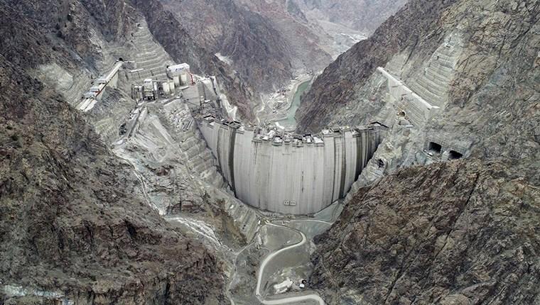 Baraj gövdesine dökülen beton miktarının 3 milyon 818 bin 235 metreküp olduğu belirtildi.
