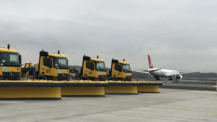 Apron, pist ve taksi yolları başta olmak üzere, gerekli tedbirlerin alındığı İstanbul Havalimanı'nda, "Kar Mücadele Ekibi" toplam 190 kişiden oluşuyor.