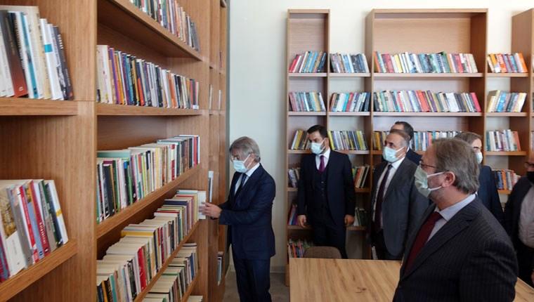 Kültür ve Turizm Bakan Yardımcısı Ahmet Misbah Demircan açılıştan sonra kütüphaneyi inceledi