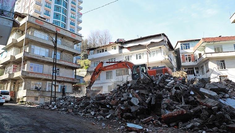 Rize'de riskli 5 binanın kontrollü yıkımına başlandı