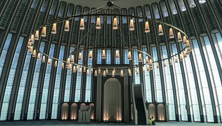 Camide, 72 adet zeminden kubbeye doğru yükselen renkli camlar bulunuyor.