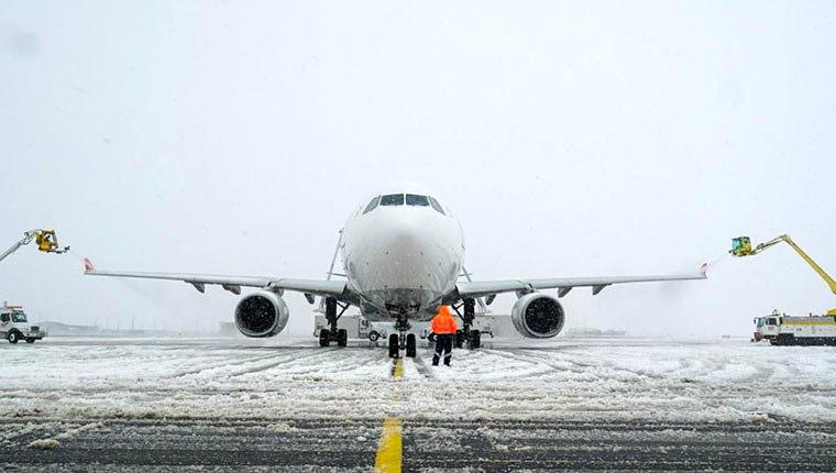 İstanbul Havalimanı'nda kar temizleme çalışmaları sürüyor
