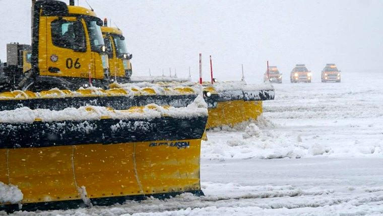 İGA Havalimanı İşletmesinin karla mücadele ekipleri, havalimanının girişinden itibaren biriken karları iş makineleri ve araçlarla temizledi.