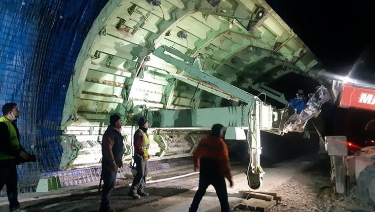 Eğribel Tüneli, Rize-Erzurum kara yolu üzerinde yapımı tamamlanan Ovit Tüneli ve yapımı devam eden Trabzon-Gümüşhane arasındaki yeni Zigana Tüneli'nden çift tüpte toplam 11 bin 900 metre uzunluğu ile Türkiye'nin en uzun üçüncü tüneli olacak.
