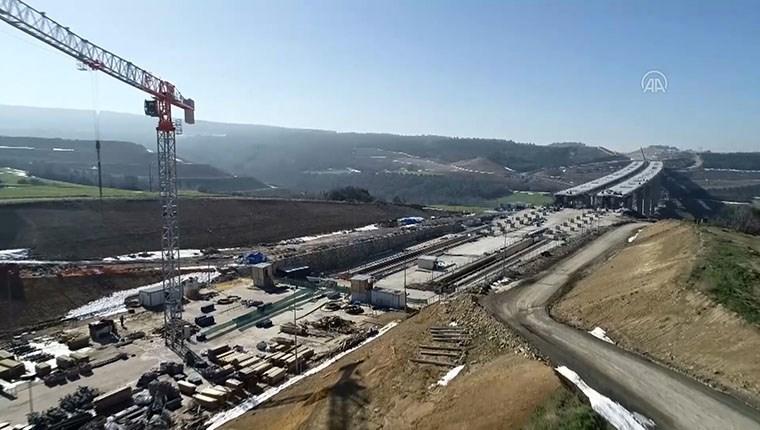 Anadolu yakasında Lapseki ilçesi sınırları içindeki menfez, viyadük ve köprü inşaatları yaklaşık 300 metre yükseklikten Anadolu Ajansı ekibince drone ile görüntülendi.