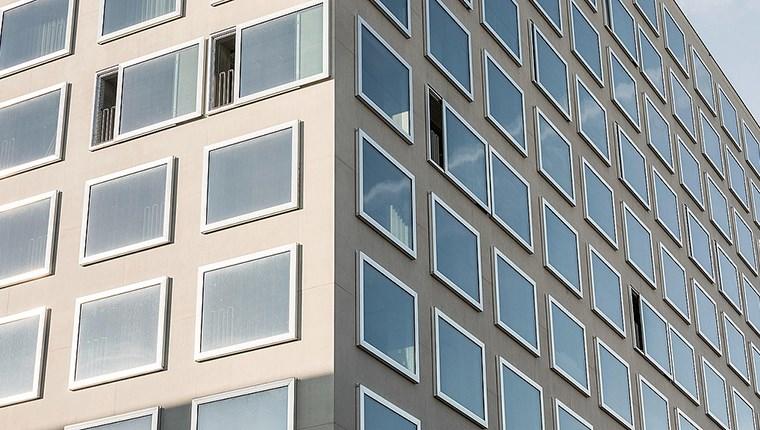Yüksek binalarda uygulanabilen sürgülü açılan pencere ve kapılar