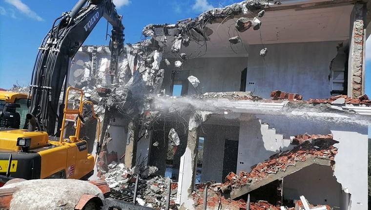 Belediye Yapı Kontrol Müdürlüğü ekipleri, Güvercinlik ve Küçükbük mahallelerinde yıkım için çalışma başlattı.