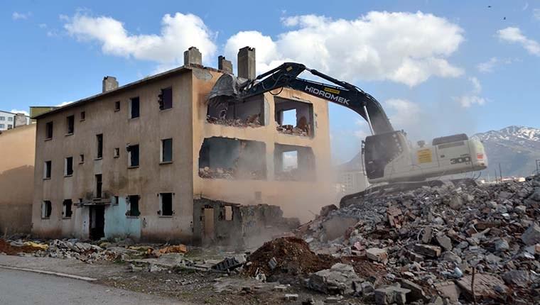 Zafer Mahallesi'nde 4 bloktan oluşan 112 dairenin yıkılarak bölgeye daha güvenli yapıların inşa edilmesine karar verildi.