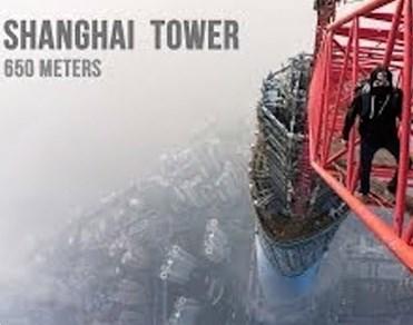 650 metrelik Şangay Tower'ı tepesine tırmandılar