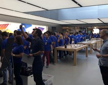 Zorlu Center'daki Apple Store açıldı
