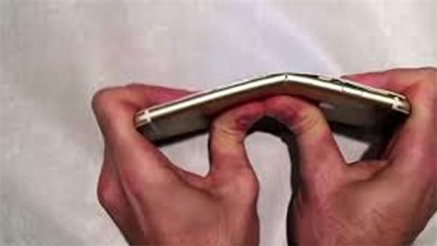 iPhone 6 Plus'ı eliyle kırdı!