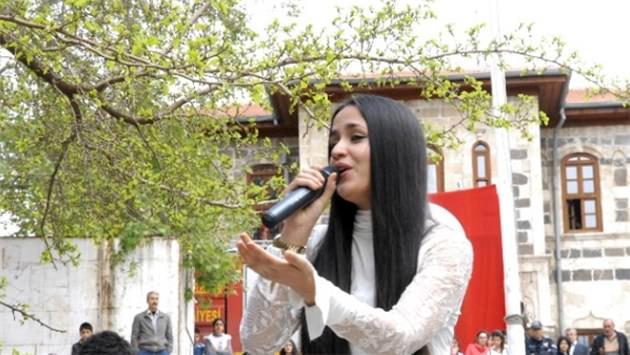 Mutlu Kaya yarışmadan sonra Diyarbakır'da şarkı söyledi