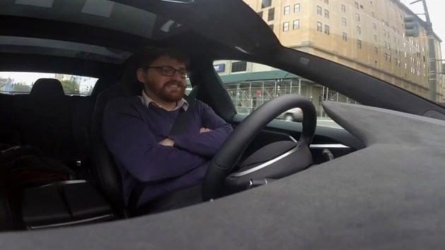 Tesla 'Autopilot'lu aracını trafikte test etti!