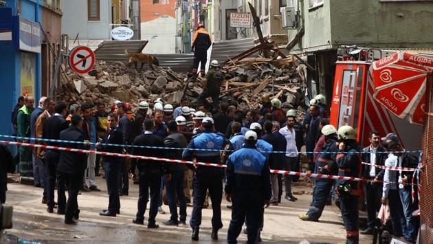 Beyoğlu'nda 5 katlı bina çöktü 