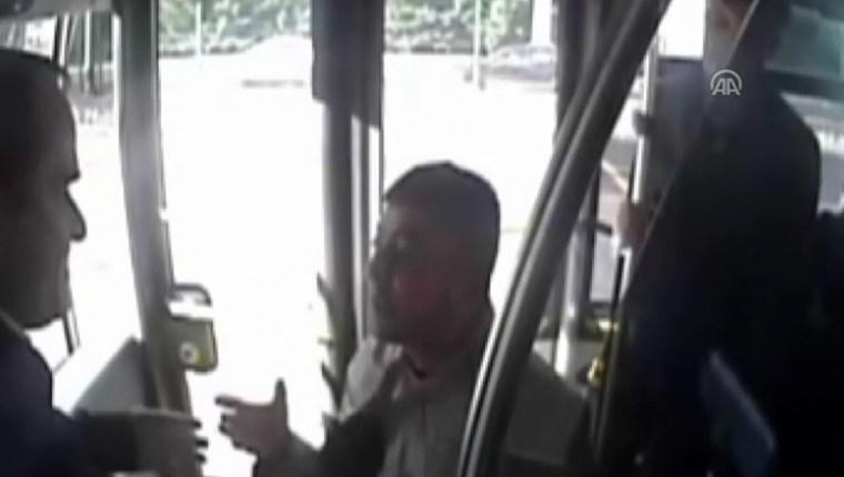 Metrobüs şoförüne saldırı anı kamerada!