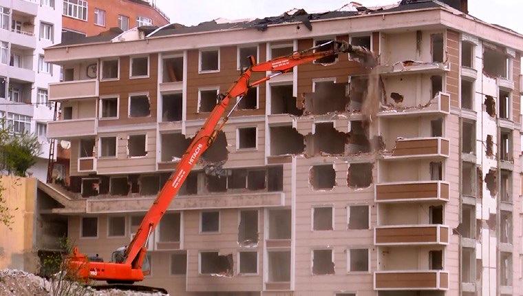 Gaziosmanpaşa'da 23 daireli riskli binada yıkım yapıldı