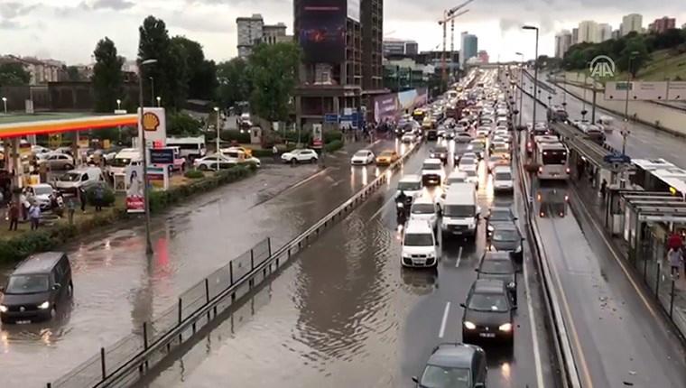 İstanbul'da şiddetli yağış hayatı olumsuz etkiledi
