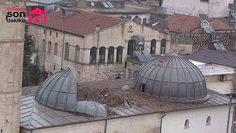 Roketli saldırı sonucu zarar gören üç asırlık Çalık Camisi 