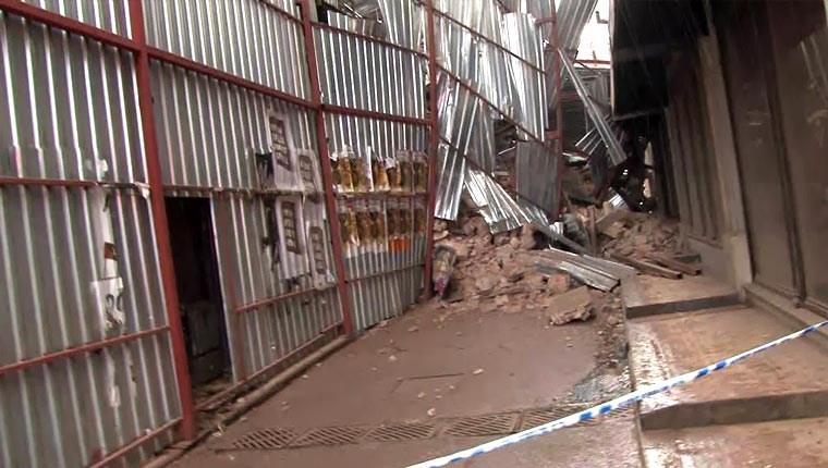 Beyoğlu'nda tadilat halindeki binanın çökme anı kamerada