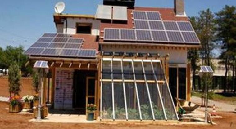 Çelik Erengezgin, Bursa’da güneş enerjili ev inşa etti!