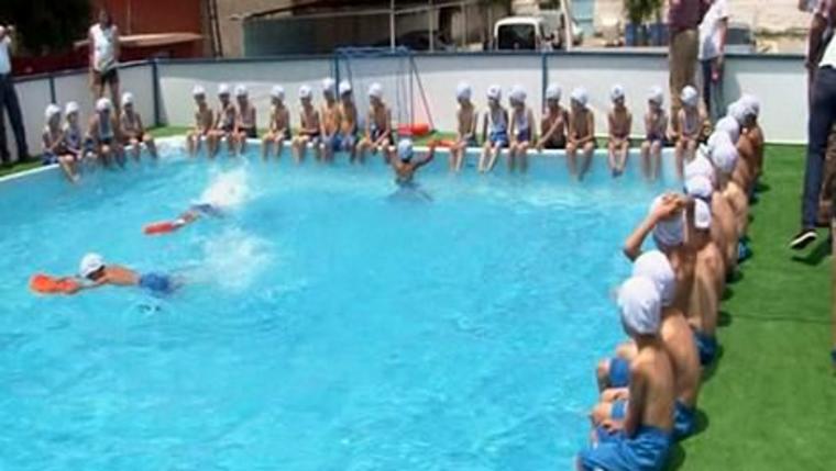 havuzda yüzen çocuklar