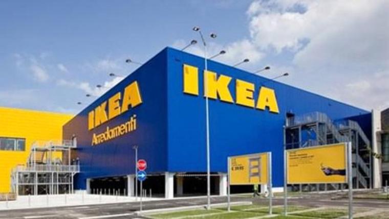 mavi boyalı binada sarı ikea yazısı