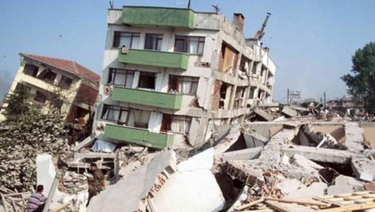 1999 gölcük depreminde yıkılmış bir bina