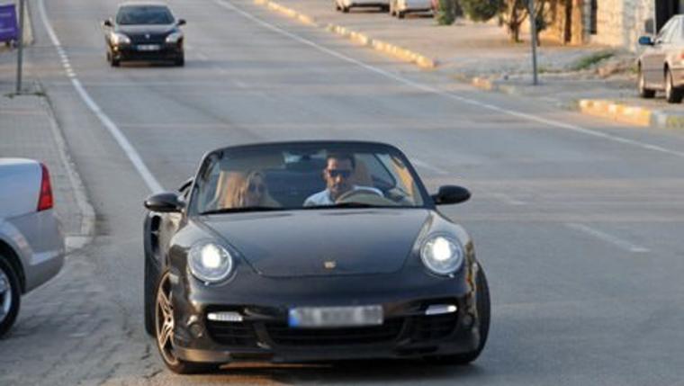 Sinem Kobal ve Kenan İmirzalıoğlu siyah lüks arabada