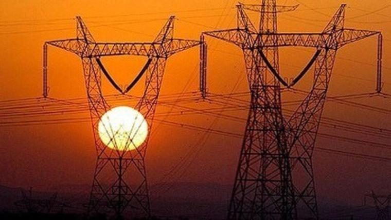 gün batımı sırasında elektrik direklerinin görüntüsü