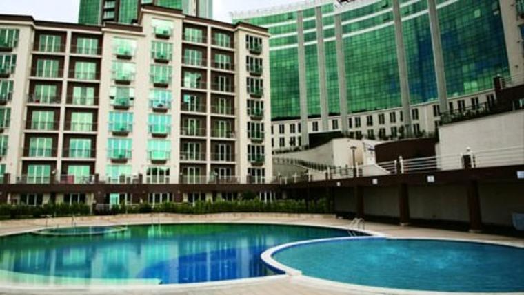Halkalı Divan Residence'ın havuzu ve blokları