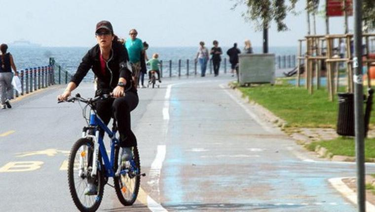 İstanbul'da bisiklet yolunda bisiklet süren bir kişi