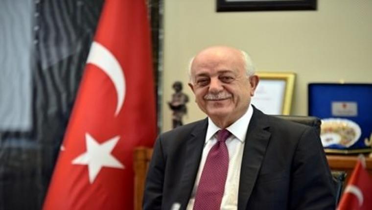 başkan makamında otururken